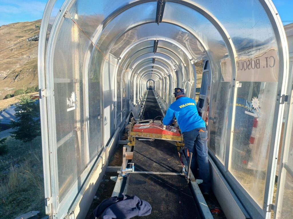 Sustitución de banda transportadora en estación de ski